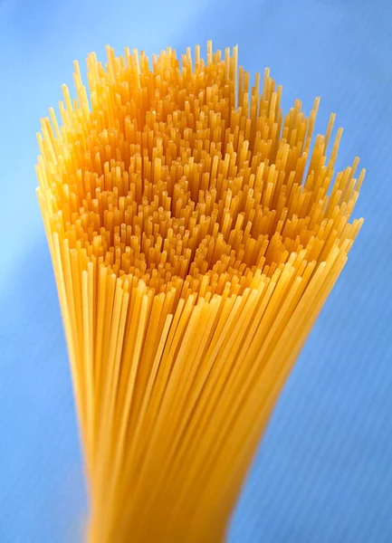 Weizen Rohe Spaghetti Nahaufnahme Auf Blauem Hintergrund — Stockfoto