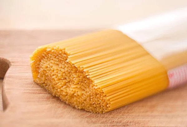 Weizen Rohe Spaghetti Nahaufnahme Auf Holzplatte — Stockfoto