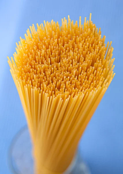 Weizen Rohe Spaghetti Nahaufnahme Auf Blauem Hintergrund — Stockfoto