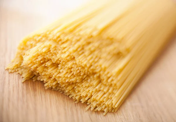 Weizen Rohe Spaghetti Nahaufnahme Auf Holzplatte — Stockfoto