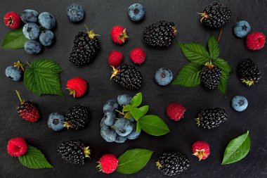 Siyah arka plan üzerine izole blackberry closeup ile mix berry