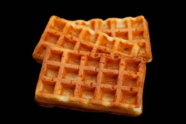 Siyah arkaplanda izole edilmiş Belçika gofreti.