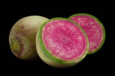 Karpuz turpu kapağı siyah arkaplanda izole edilmiş.