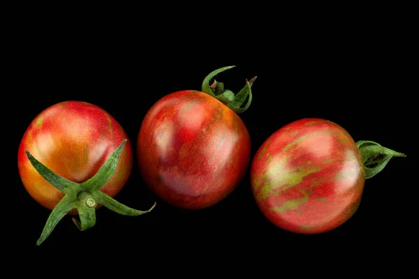 Tomates Cerises Brunes Colseup Isolé Sur Fond Noir — Photo