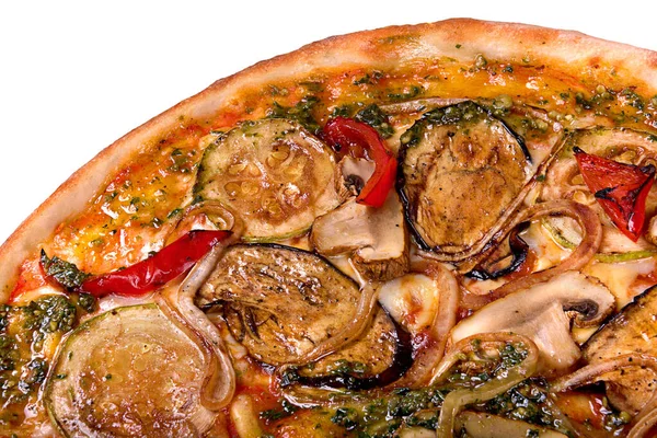 Beyaz arka plan üzerinde izole vejetaryen pizza