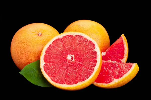 Grapefruit Mit Blatt Nahaufnahme Isoliert Auf Schwarzem Hintergrund — Stockfoto