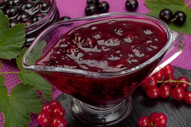 Camda siyah ve kırmızı frenk üzümü reçeli