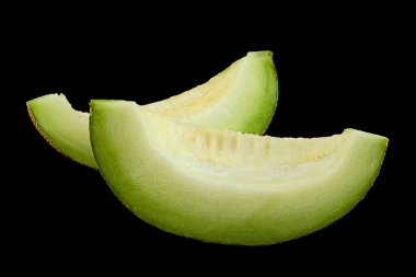 Olgun karpuz meyveleri siyah arkaplanda izole edilmiş.