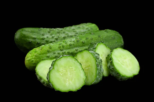 黒の背景に隔離されたキュウリの野菜のクローズ — ストック写真