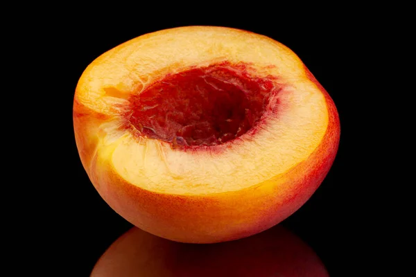 Fruta Nectarina Madura Isolada Sobre Fundo Preto — Fotografia de Stock