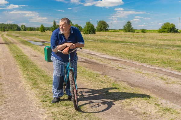 Senior Con Maleta Verde Preparándose Para Montar Bicicleta Una Carretera — Foto de Stock