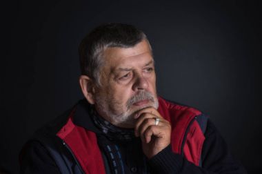 Komuta sizde yaşam sorunları hakkında düşünme güzel düşük anahtar portresi