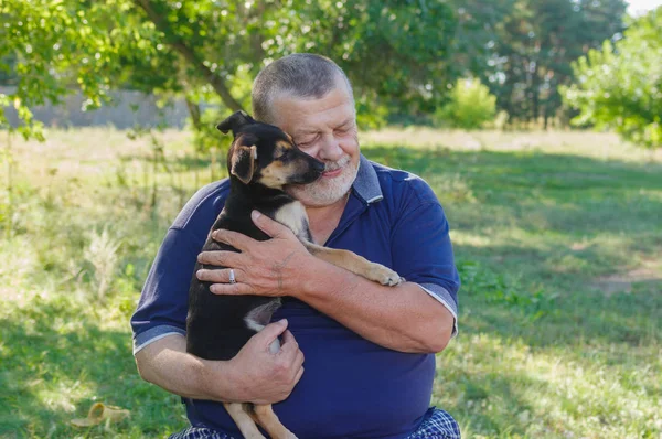 Außenporträt Eines Älteren Mannes Mit Schwarzem Welpen Den Händen — Stockfoto