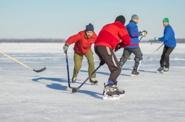 Dnepr, Ukrayna - 22 Ocak 2017: Sıradan insanların donmuş nehir Dnepr Ukrayna hokey oynamaya grup