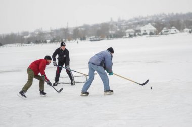 Dnipro, Ukrayna - 28 Ocak 2018: Hafta sonu donmuş nehir Dnipro Ukrayna içinde hokey oynarken farklı insanlar grup