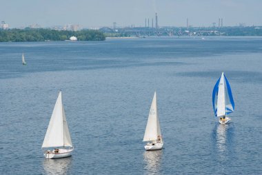 Dnepropetrovsk, Ukrayna - 29 Mayıs 2010: Yelken yarışı şehir Yat Kulübü Şampiyonası sırasında Dnepr nehrinde