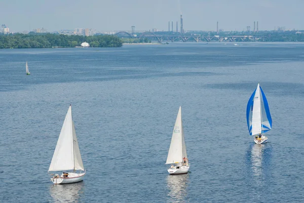 Dnepropetrovsk, Ukrayna - 29 Mayıs 2010: Yelken yarışı şehir Yat Kulübü Şampiyonası sırasında Dnepr nehrinde