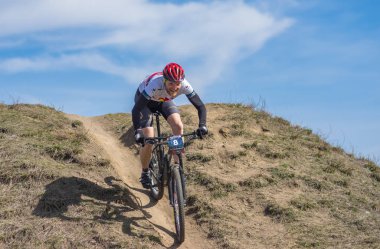 Dnipro, Dp / Ukrayna - 01 Nisan 2018: katılımcı ilk amatör bahar döneminde tepeden aşağı bisiklet yarış Kodaki yerel Bisiklet Kulübü'nün Dnipro, 1 Nisan 2018