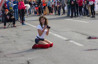 Dnepr, Ukrayna - 24 Eylül 2017: bir sokakta oturan ve güzel kare şehir 