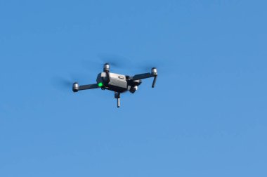 Mavi gökyüzünde uçan yalnız drone