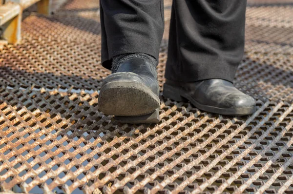 Homem Vestindo Velhos Sapatos Arranhados Fazendo Passo Duro Uma Superfície — Fotografia de Stock