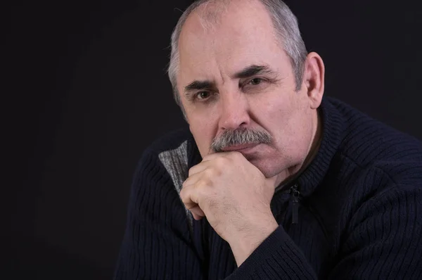 Schönes Porträt Eines Reifen Kaukasischen Mannes Der Der Dunkelheit Denkt — Stockfoto