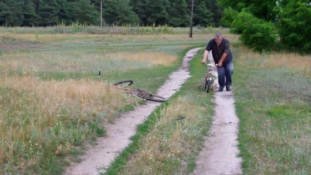 Starszy Mężczyzna Idzie Drodze Krajowej Trójkołowy Dla Dzieci Znaleziono Stary — Wideo stockowe