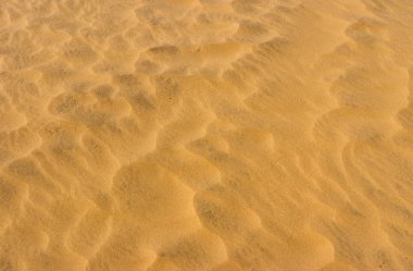 Dalgalar kum sıcak çölde - havadan görünümü