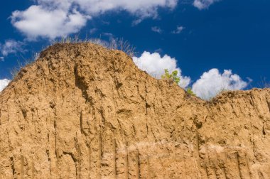 Bir açık kil çukuru Merkezi Ukrayna Earth'te tuğla duvarına