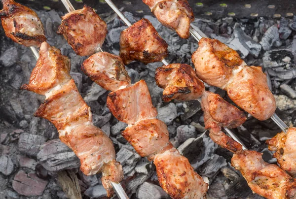 Carne Porco Cozinhando Livre Espetos Sobre Carvão Chamas — Fotografia de Stock