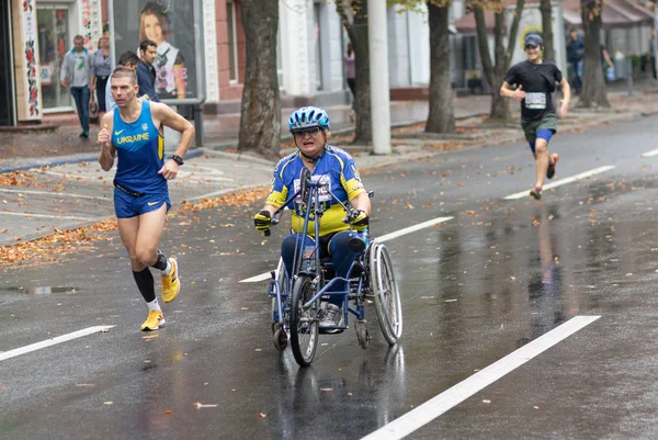 Dnipro Ukrajina Září 2018 Starší Žena Kolečkovém Křesle Vedle Běžných — Stock fotografie