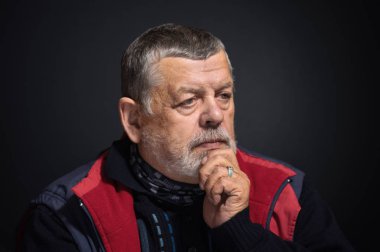 Kafkas sakallı son sınıf öğrencisinin güzel bir portresi. Karanlıkta hayat sorunlarını düşünüyor.