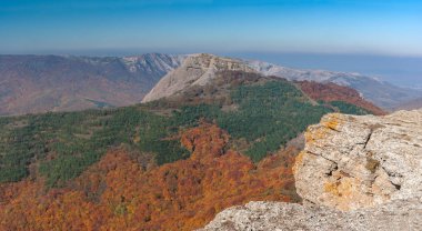 Kırım yarımadasında sonbahar mevsiminde Demerdzhi dağlarındaki güzel panoramik manzara