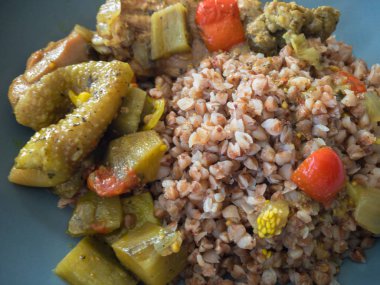 Bir tabak dolusu karabuğday ve ördek etiyle pişirilmiş sebze. 