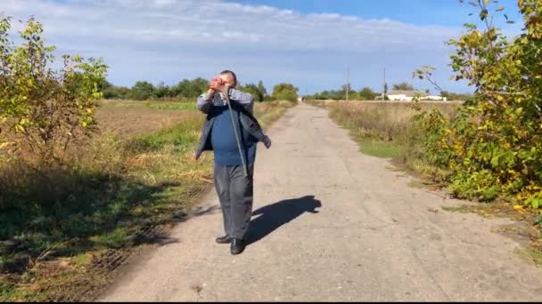 Oekraïense Boer Wandelen Een Landweg Afscheid Gesticulating — Stockvideo