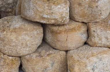 El yapımı peynir kafaları yakın plan. 