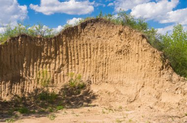 Orta Ukrain 'deki açık bir kil çukurunda kil duvarlı yaz manzarası