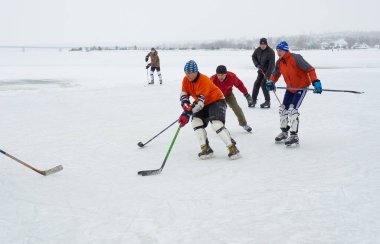 Dnipro, Ukrayna - 28 Ocak 2018: Aynı adı taşıyan Ukrayna 'da Dnipro nehrinde hokey oynayan bir grup aktif insan
