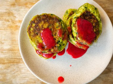 Üst tabakta krep ve ıspanak aromalı ahududu ve bal karışımı.