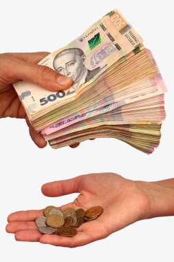 Banknotları olan zengin bir adam ve bozuk paraları olan fakir bir kadın. Gelir eşitsizliği kavramı. Eller Hryvnia 'yı tutuyor, Ukrayna' nın parası..