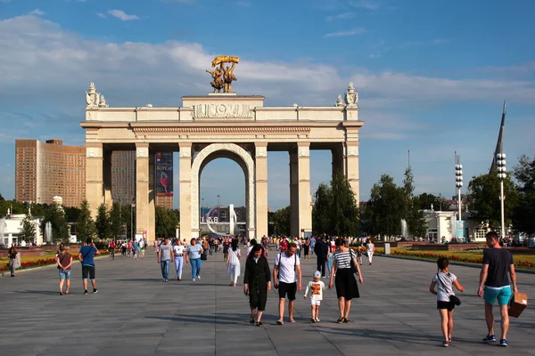 Bramy wejściowe Vdnkh w Moskwie, Rosja — Zdjęcie stockowe