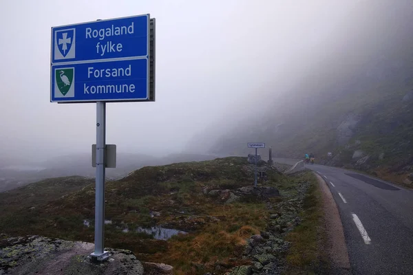 Skylt vid gränsen till Sirdals kommun i Vest-Agder län och Forsand kommun i Rogaland län, Norge — Stockfoto