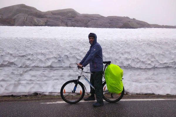 Man med touring cykel i norska fjällen — Stockfoto