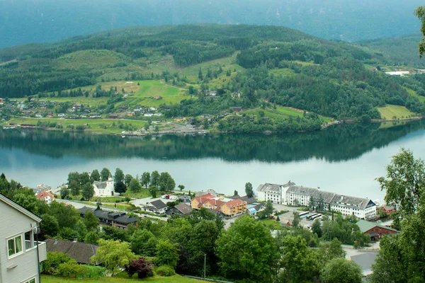 Vista da aldeia de Ulvik no condado de Hordaland, Noruega . — Fotografia de Stock