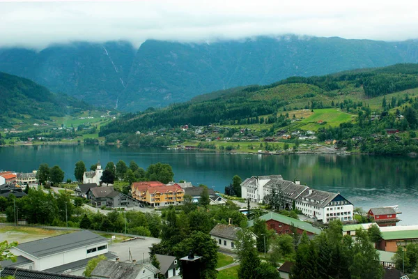 Vista da aldeia de Ulvik no condado de Hordaland, Noruega . — Fotografia de Stock