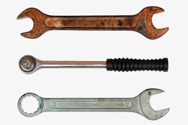 Vecchie chiavi e chiavi isolate su sfondo bianco — Foto Stock