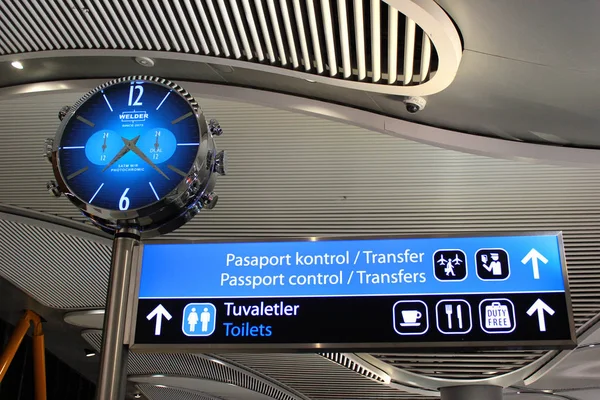 Intérieur du hall d'arrivée dans le nouvel aéroport d'Istanbul, Turquie — Photo