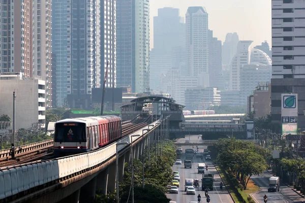 BTS, un système de transit rapide élevé à Bangkok, Thaïlande — Photo