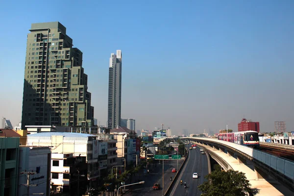 BTS, um elevado sistema de trânsito rápido em Banguecoque, Tailândia — Fotografia de Stock