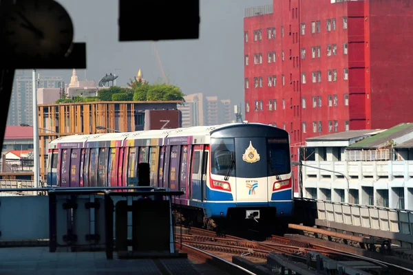 BTS, повышенная система быстрого транзита в Бангкоке, Таиланд — стоковое фото
